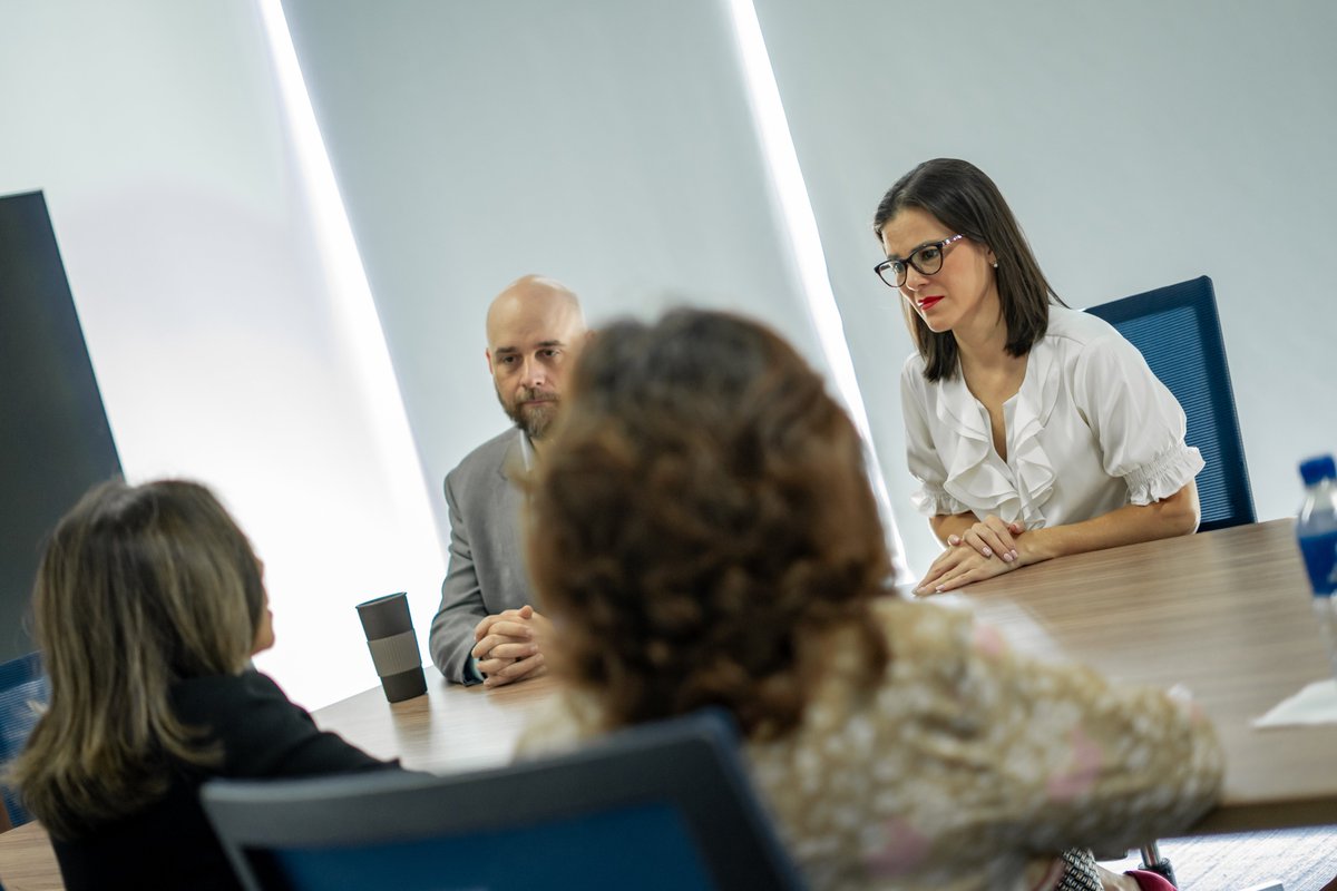 AgenciaEsco's tweet photo. 📚🧑‍🏫Las titulares también conversaron sobre el programa de pasantías internacionales, una oportunidad para fortalecer lazos y compartir conocimientos entre jóvenes talentos y nuestras instituciones gubernamentales. @EmbajadaECUSV https://t.co/HxvdPrZJV9