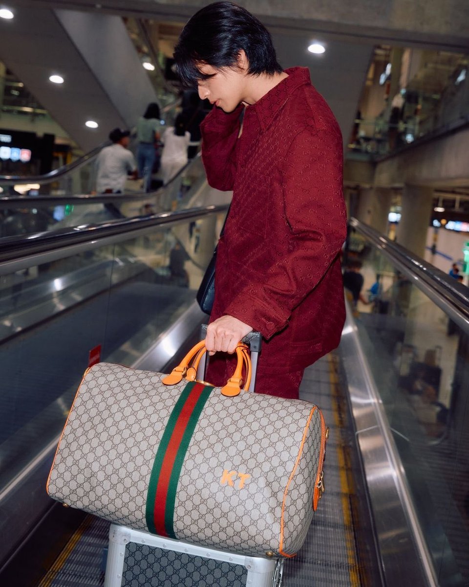 กลัฟเดินทางเพื่อร่วมชมโชว์งาน Gucci Spring Summer 2025 Women‘s Fashion Show ที่ Milan Fashion Week 🛫🇮🇹✨
<a href="/gulfkanawut/">gulfkanawut</a> 
#GuccixGulf #GucciSS25 #GucciIstante #Gucci #MFW