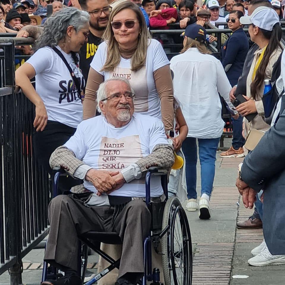 cielo_rusinque's tweet photo. Hablando de todo un poco, aprovechando mi hora de almuerzo (porque los funcionarios del gobierno del cambio también almorzamos…) ¿Adivinen quien será mi principal compañero de marcha mañana ? 
Exacto, el imprescindible @GNavasTalero 
Es mi gobierno, yo lo elegí y sus reformas obviamente defiendo ❤️‍🔥