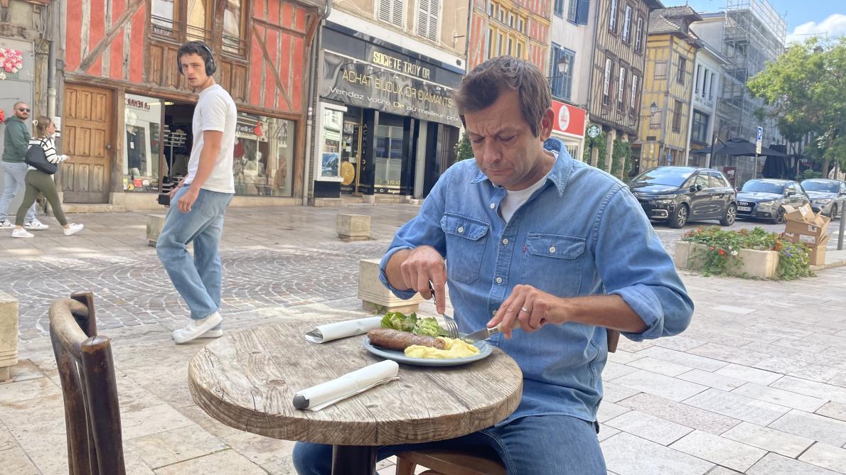 lesteclair's tweet photo. « C’est une religion ça » : ce que l’animateur de TF1 Laurent Mariotte a pensé de l‘andouillette de Troyes https://t.co/vU7L32BEwt https://t.co/ojOEhxDhMk