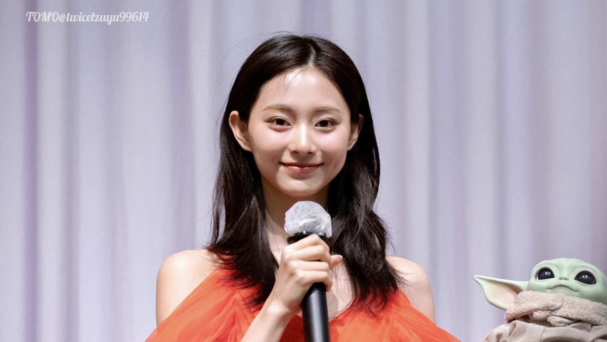 CENTER TZUYU tweet media