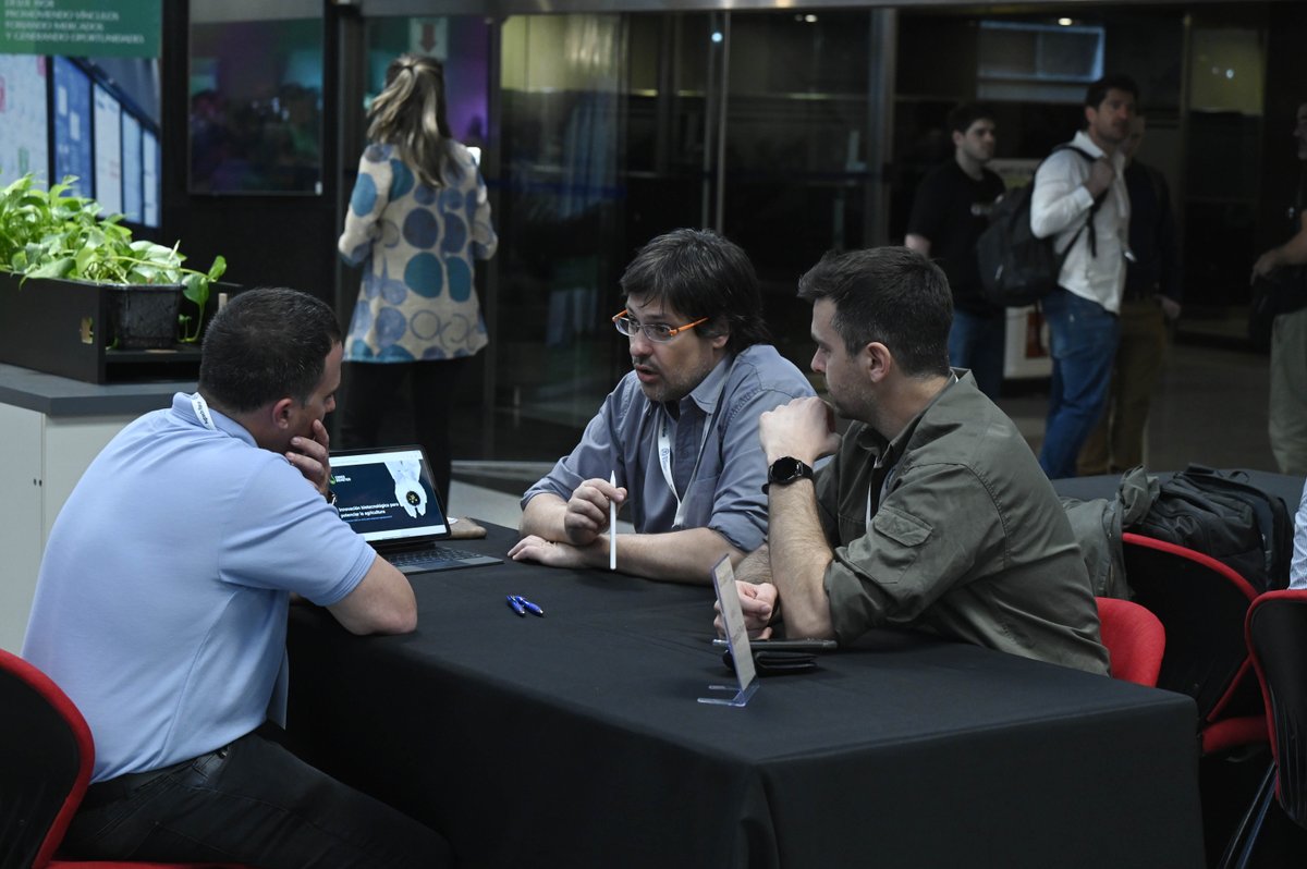 Durante el evento tuvieron lugar además las Rondas ágiles 1 a 1 que se llevaron a cabo en paralelo a los paneles. Estos encuentros cara a cara fomentaron nuevas inversiones y negocios, conectando a empresas, productores, fondos y startups (+)