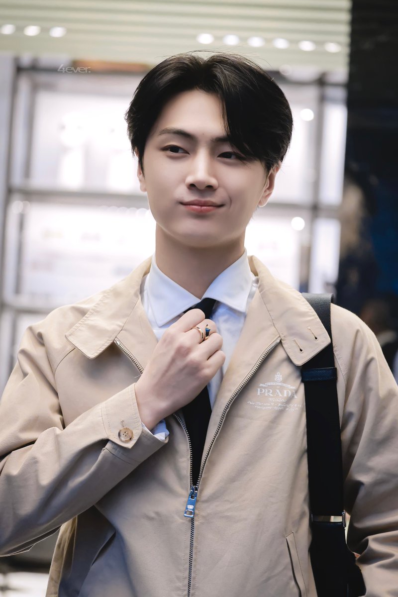 jayforever_02's tweet photo. 240918 Prada
.
.
.
#JAYalways
#JAY #제이 #종성 #ジェイ
#엔하이픈 #ENHYPEN #エンハイプン
#PradaSS25 #PRADAxENHYPEN https://t.co/dpNKuAGYzg