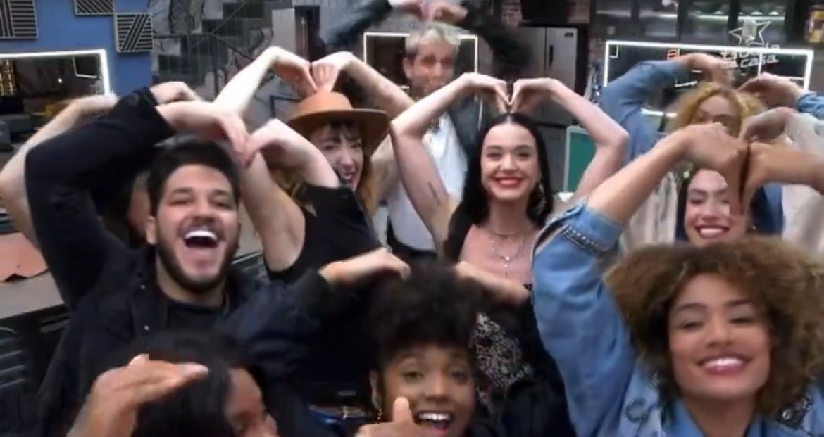 portalkatyperry's tweet photo. COMO NÃO AMAR ELA! Katy Perry está  andando pela casa e interagindo com as câmeras no reality show brasileiro. #EstreladaCasa https://t.co/2fTSekDKgN