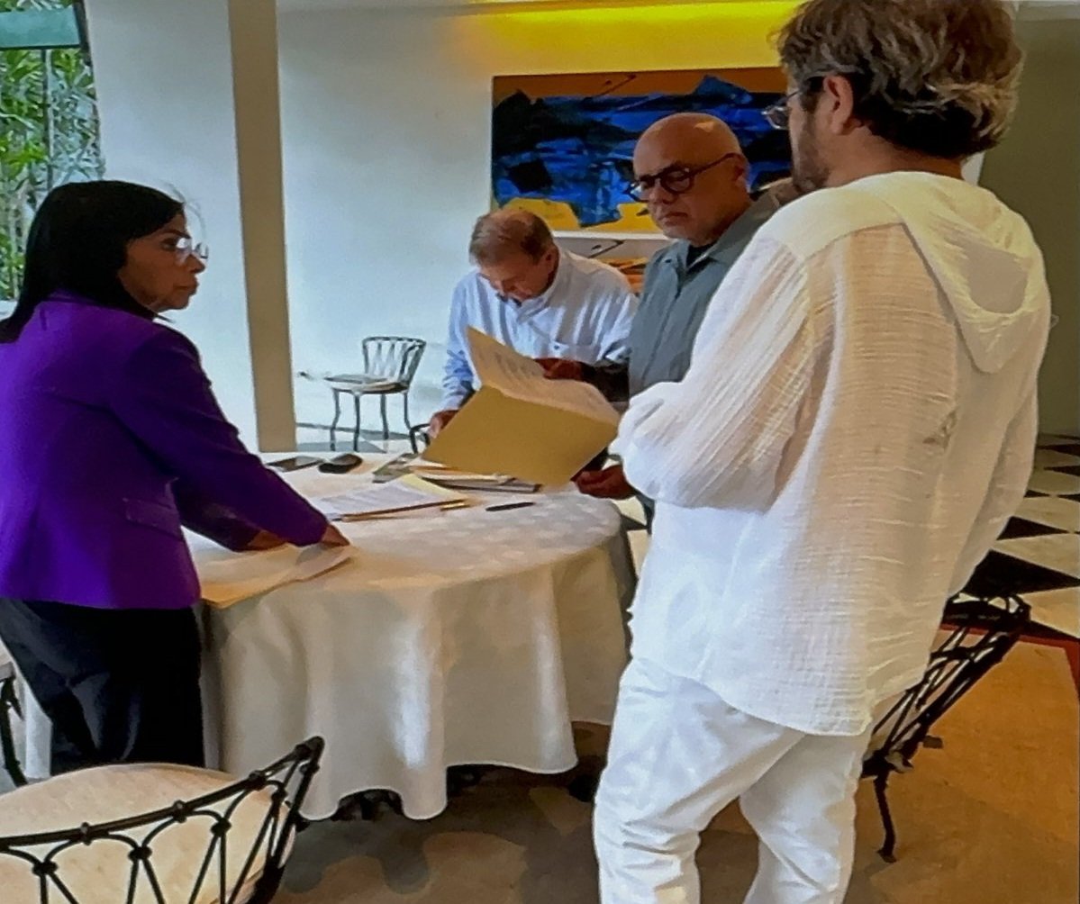 Alejandro Rondón (@arondonft) on Twitter photo Las fotos de Edmundo Gonzalez firmando el documento que le entrego a Jorge Rodriguez. Sin amenazas, sin coacción, sin problemas.
<a href="/EdmundoGU/">Edmundo González</a> usted es un cobarde!!! Las fotos de Edmundo Gonzalez firmando el documento que le entrego a Jorge Rodriguez. Sin amenazas, sin coacción, sin problemas.
<a href="/EdmundoGU/">Edmundo González</a> usted es un cobarde!!!