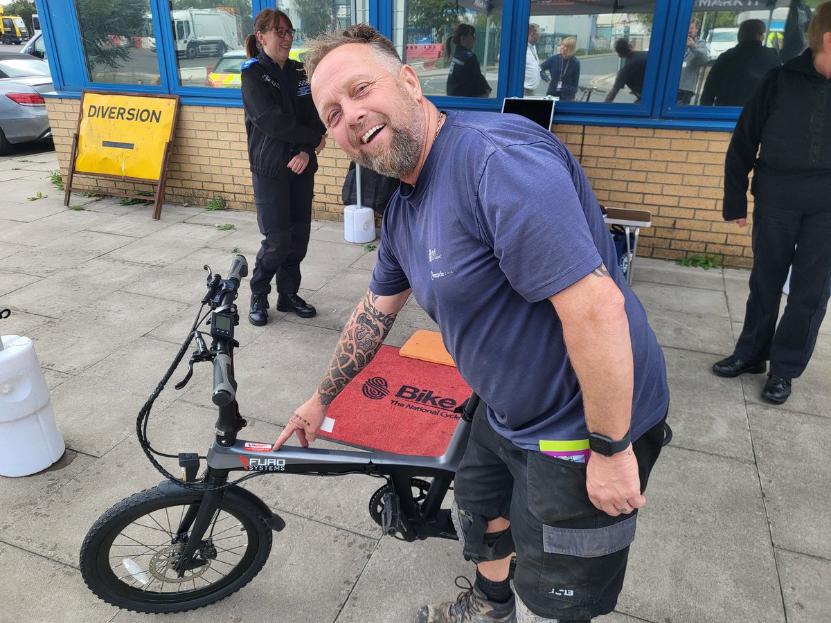 travel_hull's tweet photo. Thank you @RevolutionYorks & @HumberbeatHULL for supporting our #TravelWiseWeek cycle event for staff at Stockholm Road Depot.
In total, 22 cycles were checked and repaired π² π and 15 were securely marked π² π
#WalkWheelRide | #TravelWisely | #LockItMarkIt | #BikeRegister https://t.co/AoUCSuLUIt