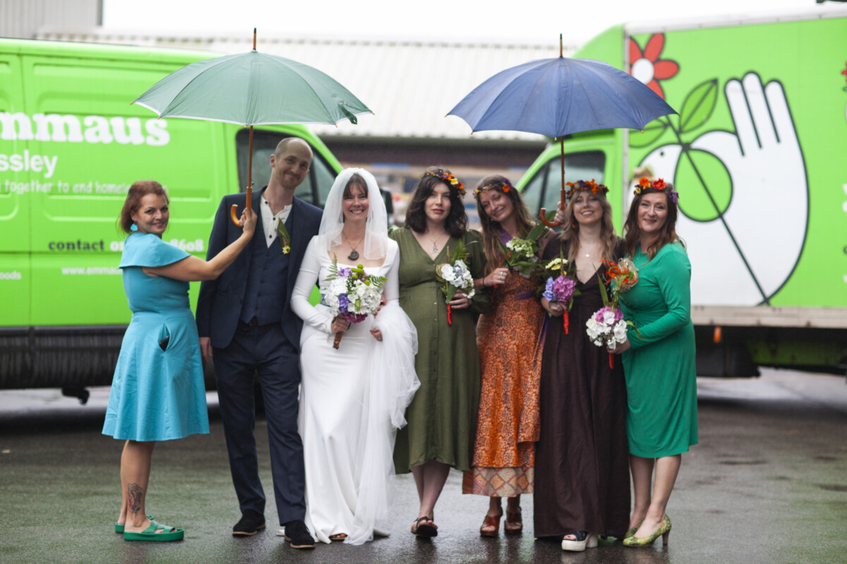 Couple holds charity shop wedding dlvr.it/TDPC4T