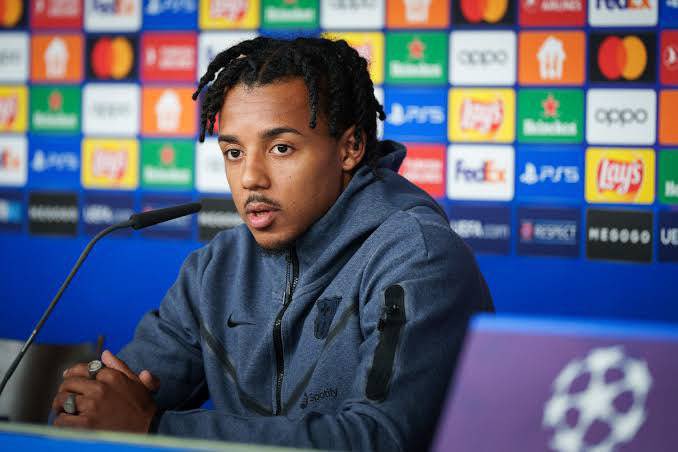 🚨⚠️ Jules Koundé: “Every year we have more games and less rest”.

“We players have been saying this for 3-4 years now but nobody pays attention to us”.

“The time will come when we will have to go on strike to make ourselves heard, as Rodri said”.