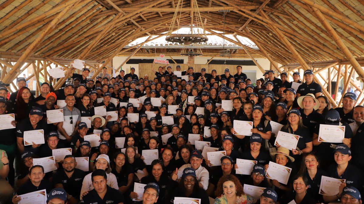 ccampocuello's tweet photo. If the Azteca Stadium represented the world, 6.500 people would go without food for a day. The remaining 58.500 would consume 112.000 kg of food per day. Each of these people needs a farmer three times a day. Farmers are their silent heroes. Support us. #NoFieldNoCity https://t.co/oc0zPzy3Bp