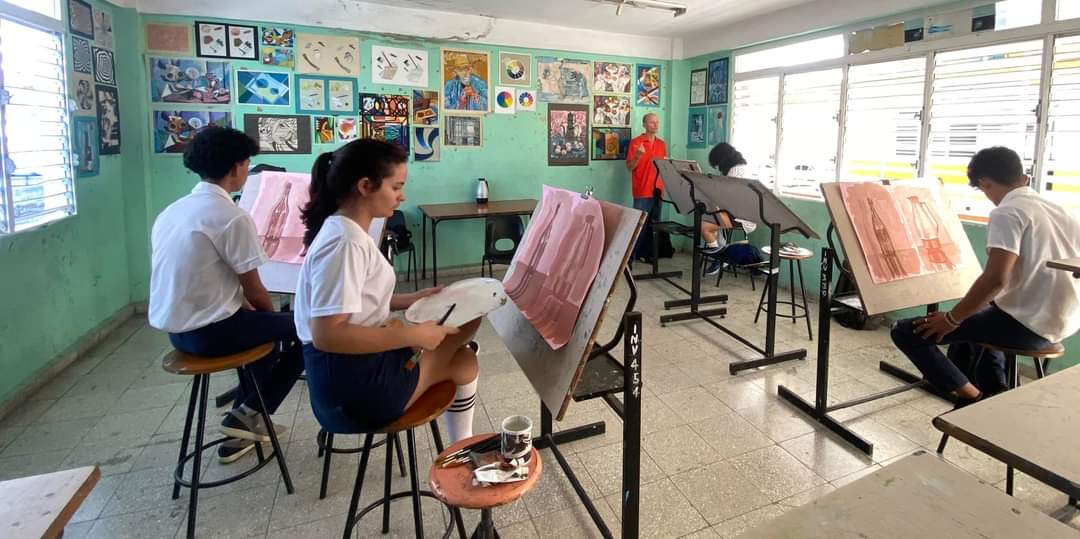 🏫En la Academia Regional de #ArtesPlásticas "El Alba" de #Holguín, el profesor Denis Rafael Tamayo, artista y maestro, guía a los estudiantes de segundo año en el Taller Fundamental de #Pintura. #ElArteDeEnseñarElArte #CubaEsCultura
🔻Más Detalles🔻
facebook.com/share/p/FaqSAG…