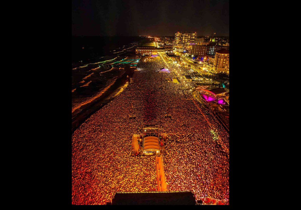 landofhop's tweet photo. Quand Springsteen est en concert chez lui à Asbury Park, New Jersey !!!!!

#Springsteen2024 https://t.co/t3o9LDAB2n