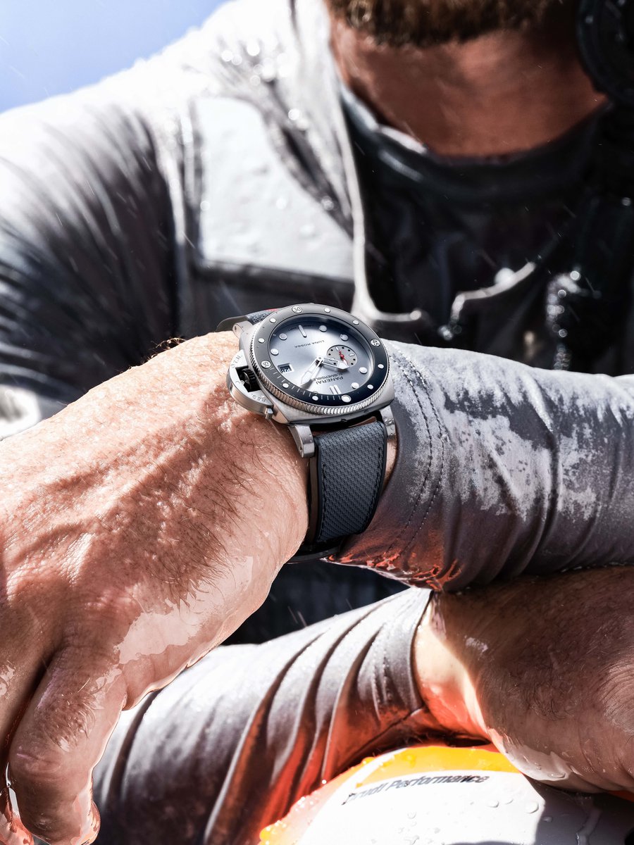 cotedesmontres's tweet photo. #Panerai #Submersible #QuarantaQuattro #LunaRossa #PAM01681 décline l'esthétique du bateau Luna Rossa #AC75  et célèbre la performance et la participation de l'équipe de voile Luna Rossa @Prada @Pirelli à la 37e Coupe de l’#America 
@lunarossa #AmericasCup
https://t.co/0SMysfpOA7 https://t.co/8L3BJ3qgbL
