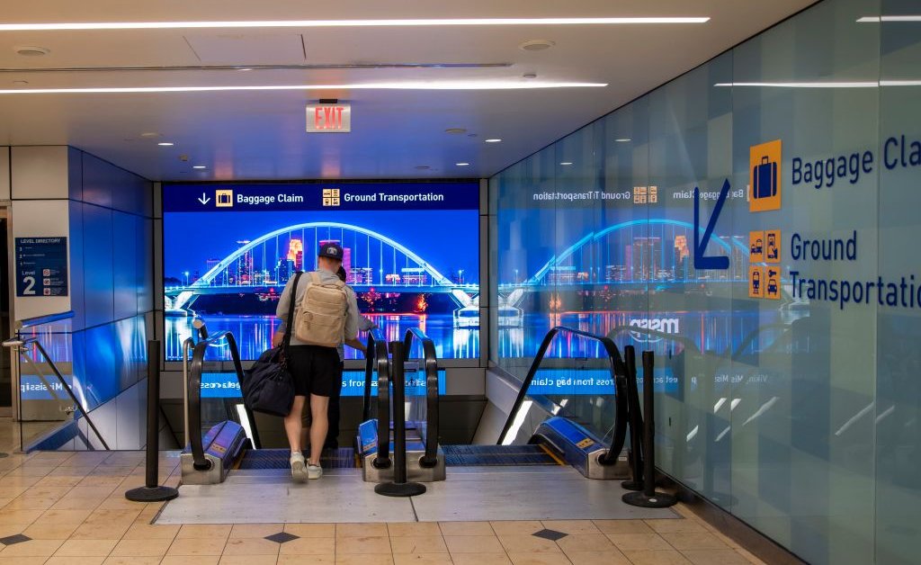 GraceJules25's tweet photo. The Best and Worst North American Airports Ranked https://t.co/ejjenvEE1t https://t.co/lrJTr1NRNM
