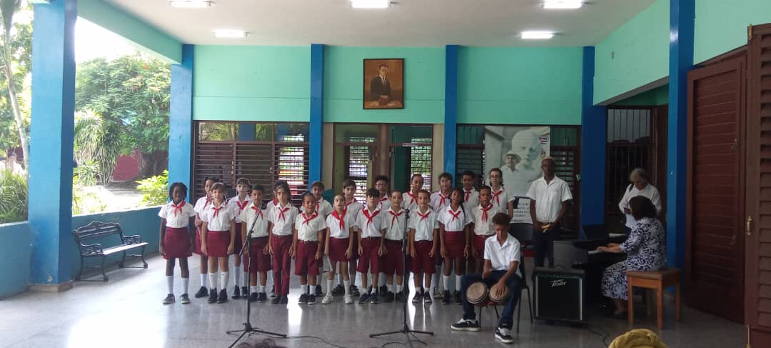 🏫🎶En el día de hoy, la Sra. Linda Ramkalawan, Primera Dama de la República de #Seychelles, realizó una visita a la Escuela Elemental de #Música “Alejandro García Caturla”. #ElArteDeEnseñarElArte #CubaEsCultura
🔻Más Información🔻
facebook.com/share/p/wNZiFr…