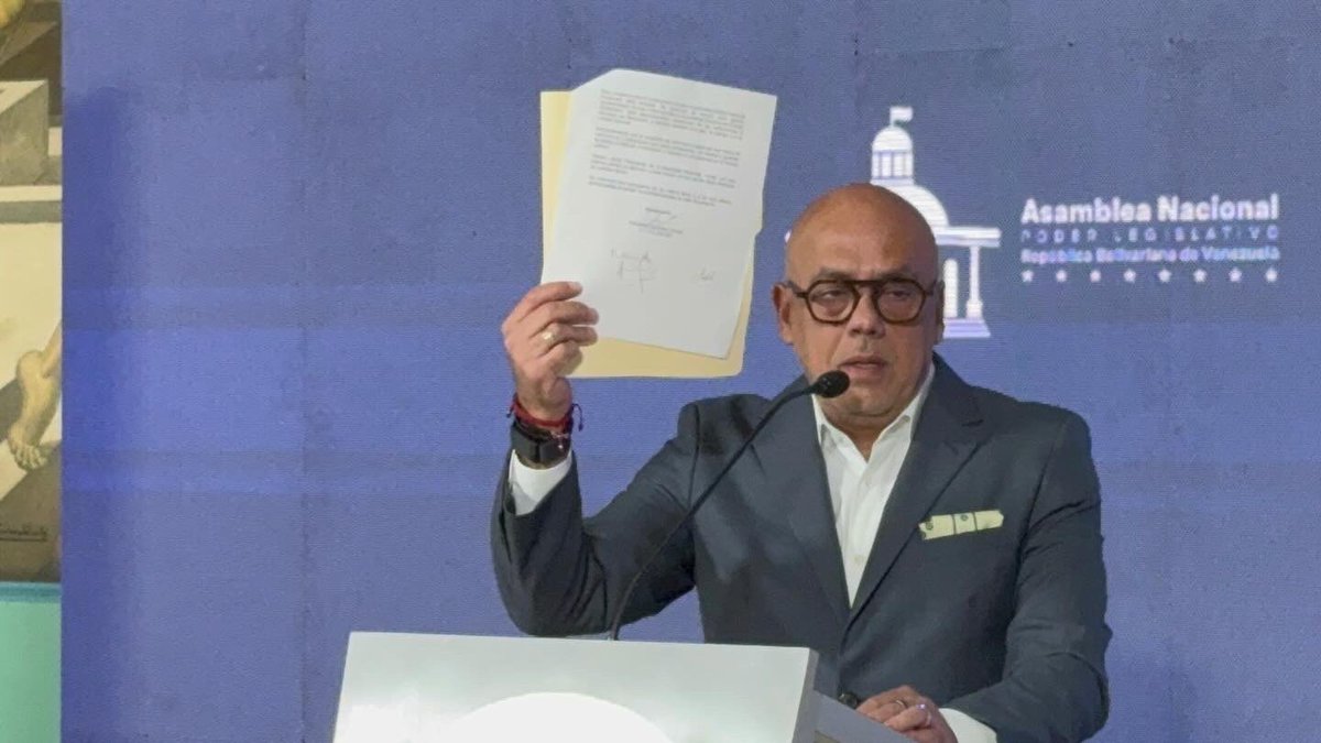 Jorge Rodríguez muestra la carta original firmada de Edmundo González en la que acata sentencia del TSJ