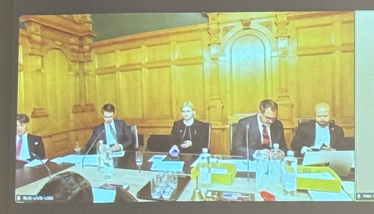 War gestern am Ukraine-Forum in Bern. Einer der Redner (Chatham House Rule, deshalb ohne Name) wurde aus Charkiw eingeblendet – er erzählte, wie Russland versuchte, während der Offensive die Stadt mit Propaganda zu destabilisieren. Da gab es noch eine ganze Dimension mehr
/1