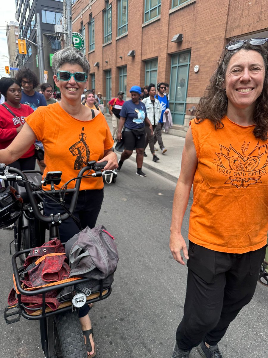 ElemTeachersTO's tweet photo. Marching the streets with students, parents &amp; teachers united in our demand for justice for @FreeGrassy. Clean water is a human right. We’re here to ensure that right is honoured for all communities. Together we can create a future where every child thrives with clean water &amp; air https://t.co/wjqjkT8mde
