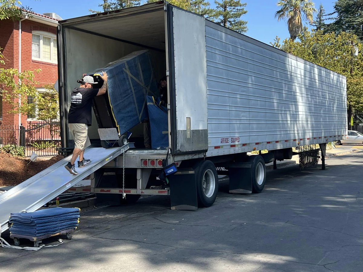 MovingEasy's tweet photo. Loading a 53’ trailer and heading to New Mexico!! We’ll unload it this Friday the 20th. Thats a fast turnaround and that’s why we’re the best option for long hauls. No shared loads, no brokers, direct shipment and a happy customer. https://t.co/wDunLZHnGm
