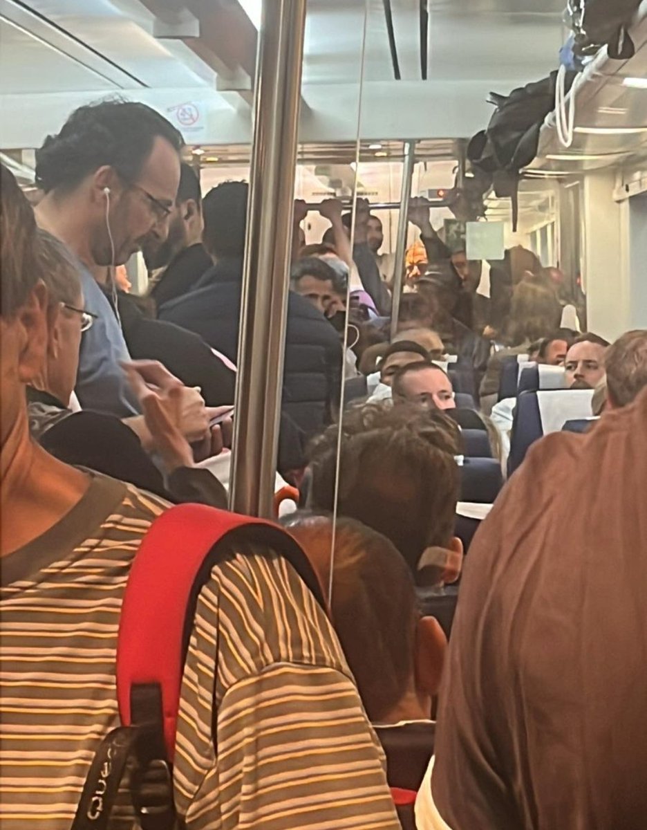 VERGONYA !

Un pais ric, no es un pais on els rics van en grans coches, sino un país on els rics van en transport públic

<a href="/dignitatavies/">Dignitat a les vies</a>