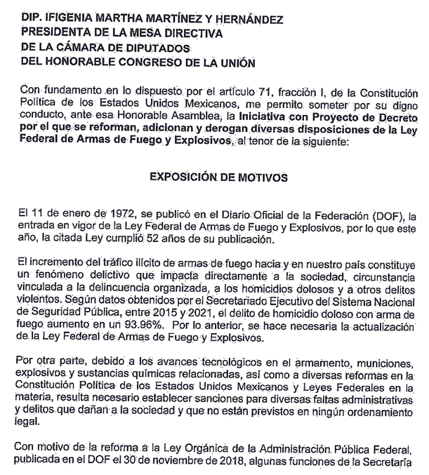 Juan_OrtizMX's tweet photo. 🗳️📌LÓPEZ OBRADOR PROPONE CAMBIOS A LA LEY DE ARMAS DE FUEGO Y EXPLOSIVOS

El Presidente López Obrador presentó una nueva iniciativa para reforzar el control y regulación de armas de fuego en México.

Establece medidas más estrictas sobre su posesión, uso, comercialización y transporte, tanto para fines deportivos como de seguridad pública y privada.

Esto es lo que se propone en general:

📍Regulación de armas para actividades deportivas: 

Los deportistas de tiro y caza deberán estar inscritos en clubes acreditados por la Secretaría de la Defensa Nacional (Sedena) y justificar la posesión y transporte de armas de fuego. 

También se incluye la regulación de armas de aire comprimido o de gas con calibre superior a 5.5 mm, tratándolas de manera similar a las armas de fuego.

📍Permisos de transporte: 

Sedena será la encargada de expedir permisos extraordinarios para que los socios de clubes de tiro y caza puedan transportar sus armas desde su domicilio hasta los campos o cotos de caza, sin que esto implique una licencia de portación general.

📍Control de cantidad de armas y municiones: 

Sedena regulará la cantidad de armas y municiones que se pueden adquirir para evitar un uso excesivo o indebido, enfocándose principalmente en actividades deportivas o de caza.

📍Seguridad en áreas urbanas: 

Se menciona el impacto del crecimiento urbano en las áreas de práctica de tiro, estableciendo regulaciones para proteger tanto a las poblaciones cercanas como la integridad de los recintos destinados a estas actividades.

📍Comercialización de armas y municiones: 

Se propone que solo las armas inscritas en el Registro Federal de Armas puedan adquirir cartuchos, y se restringe la venta de ciertos calibres, como el .22 Magnum y otros específicos para pistolas y revólveres.

📍Normas para seguridad pública y privada: 

Se regula el uso de armas de fuego para seguridad privada, permitiendo a empresas e instituciones públicas portar armas bajo ciertas condiciones aprobadas por Sedena. 

También se mencionan requisitos para los militares, tanto en servicio activo como retirados, para portar armas en funciones de seguridad.

📍Actualización de infracciones y sanciones: 

La reforma amplía los supuestos de infracción a la ley, incluyendo sanciones para quienes posean cartuchos o armas sin el registro adecuado, así como penas más estrictas para quienes comercialicen o utilicen explosivos o sustancias relacionadas con pirotecnia de manera ilícita.

📍Importación y exportación de armamento: 

Se establecen normas para la importación y exportación de armas y municiones bajo permisos temporales y controlados, con el objetivo de evitar su uso indebido o su desvío al mercado ilícito.

📍Prohibiciones de envío por paquetería:

Se prohíbe el envío de armas, municiones y componentes a través del Servicio Postal Mexicano y otros servicios de mensajería, así como su venta en plataformas de internet, para prevenir el tráfico ilegal.