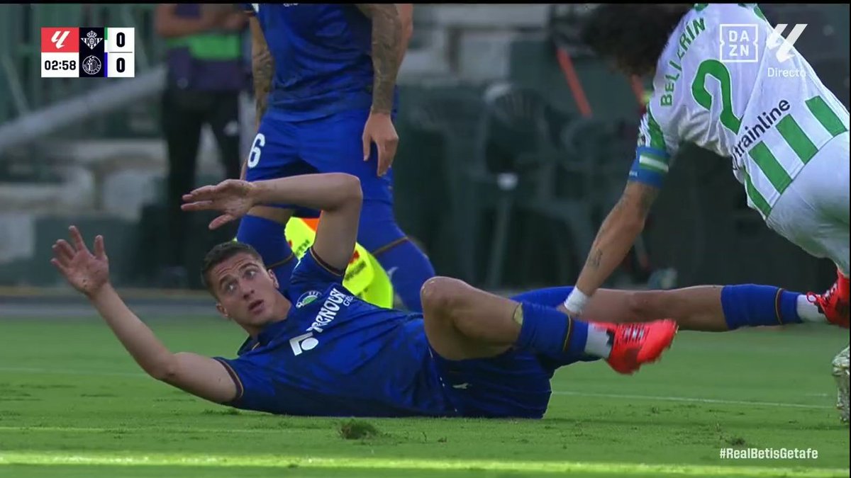 ArchivoVAR's tweet photo. 🖥️💥  El VAR se lavó las manos en el Real Betis - Getafe.

👉🏻 Bertug clava los tacos en la rodilla de Bellerín para, tras ello, empujar con fuerza, doblándosela.

❌ ES ROJA DIRECTA.

▪️ Se trata de una agresión sin balón que pone en peligro la integridad física del jugador. https://t.co/tqbkQLJZJM