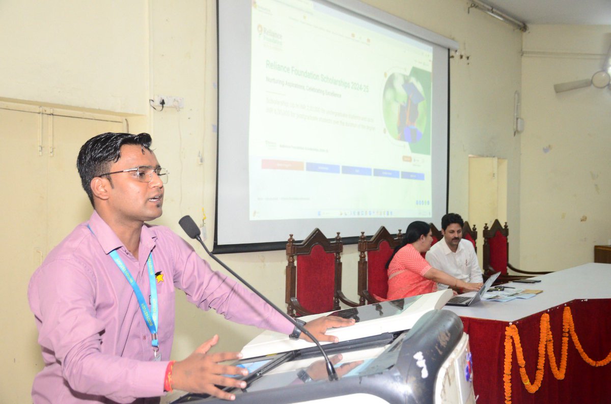 dswddu's tweet image. मा. कुलपति प्रो. @_poonamtandon जी निर्देशन में @DDUGU_Official के अधिष्ठाता छात्र कल्याण के संयोजन में #रिलायंस_फाउंडेशन_फेलोशिप 2024-25 के लिए #सेमिनार का आयोजन किया गया। #Buddy4Study के असिस्टेंट मैनेजर ने स्कॉलरशिप की प्रक्रिया को लेकर स्नातक विद्यार्थियों का काउंसलिंग किया।