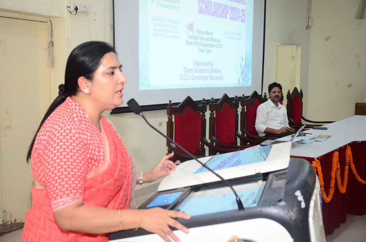 dswddu's tweet image. मा. कुलपति प्रो. @_poonamtandon जी निर्देशन में @DDUGU_Official के अधिष्ठाता छात्र कल्याण के संयोजन में #रिलायंस_फाउंडेशन_फेलोशिप 2024-25 के लिए #सेमिनार का आयोजन किया गया। #Buddy4Study के असिस्टेंट मैनेजर ने स्कॉलरशिप की प्रक्रिया को लेकर स्नातक विद्यार्थियों का काउंसलिंग किया।