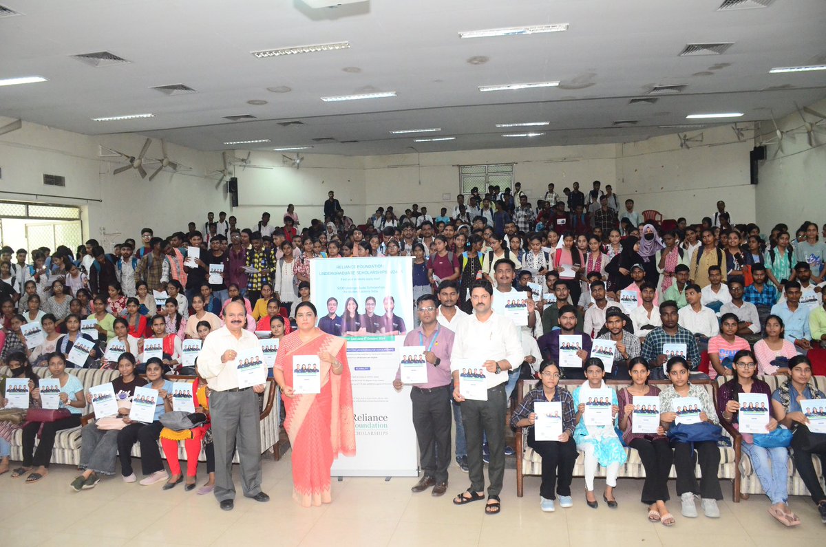 dswddu's tweet image. मा. कुलपति प्रो. @_poonamtandon जी निर्देशन में @DDUGU_Official के अधिष्ठाता छात्र कल्याण के संयोजन में #रिलायंस_फाउंडेशन_फेलोशिप 2024-25 के लिए #सेमिनार का आयोजन किया गया। #Buddy4Study के असिस्टेंट मैनेजर ने स्कॉलरशिप की प्रक्रिया को लेकर स्नातक विद्यार्थियों का काउंसलिंग किया।