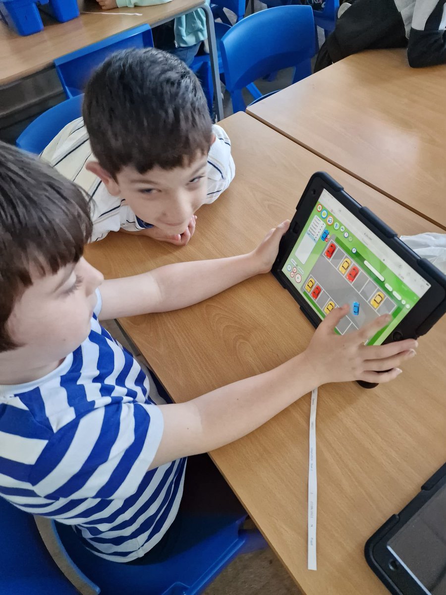 llwynyreos's tweet image. Blwyddyn 2 using the turtle program on J2E for Coding week. #Codingweek