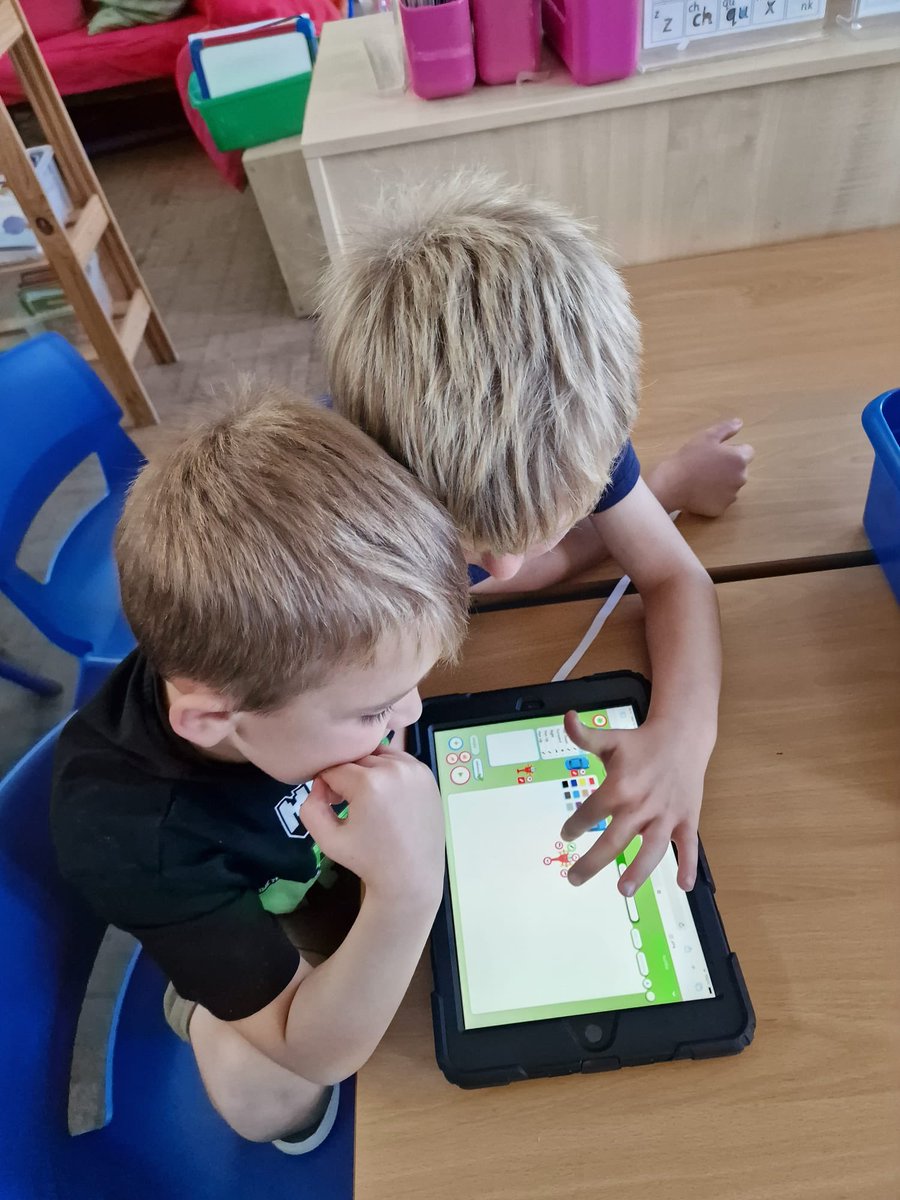 llwynyreos's tweet image. Blwyddyn 2 using the turtle program on J2E for Coding week. #Codingweek