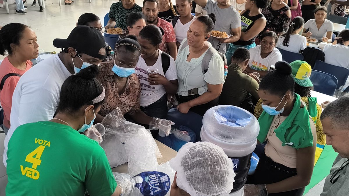 Ahora mismo en el Comedor Universitario UASD la Vanguardia Estudiantil Dominicana (VED-4) y el Proyecto Yoel Jiménez a la FED, Brindando un refrescante Té Frío para los estudiantes. Dale para acá para que te refresque y Vota 4 VED por Yoel Jiménez.

#Vota4VED #YoelJimenezALaFED