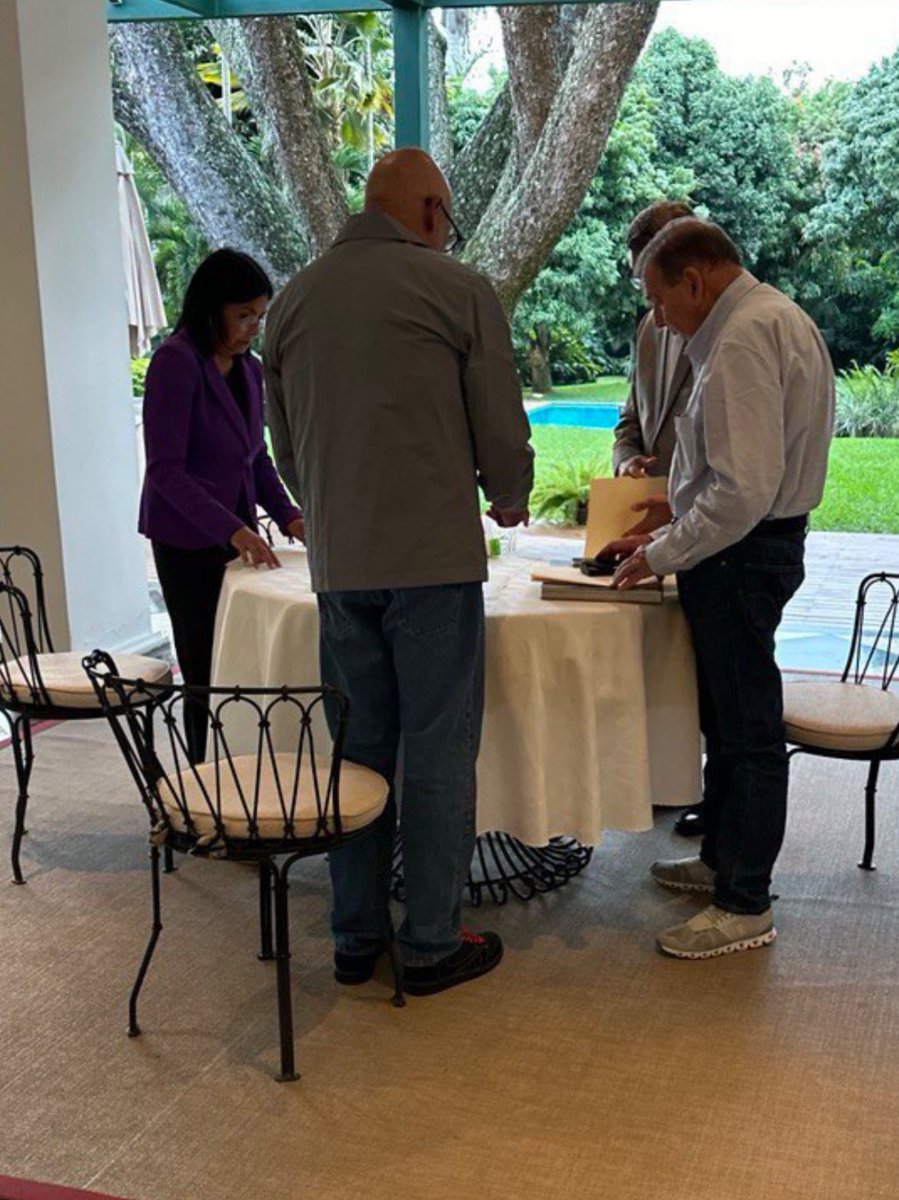 📌 Momento del #7Sep en que Edmundo González Urrutia entrega la carta de reconocimiento del TSJ a  Delcy y Jorge Rodríguez en presencia del embajador español Ramón Santos.
