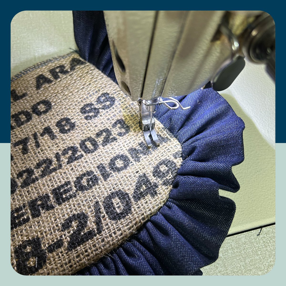 updenimart's tweet photo. Atık denim ve kahve çuvalları kullanılarak tasarlanmış ileri dönüşüm denim çanta.

Upcycled denim bag designed using waste denim and coffee sack.

#updenimart #denim #denimshorts #art #upcycle #recycle #reuse #textile #fashion #denimlook #denimbag #denimfashion #denimblood https://t.co/w4gsikzJvp