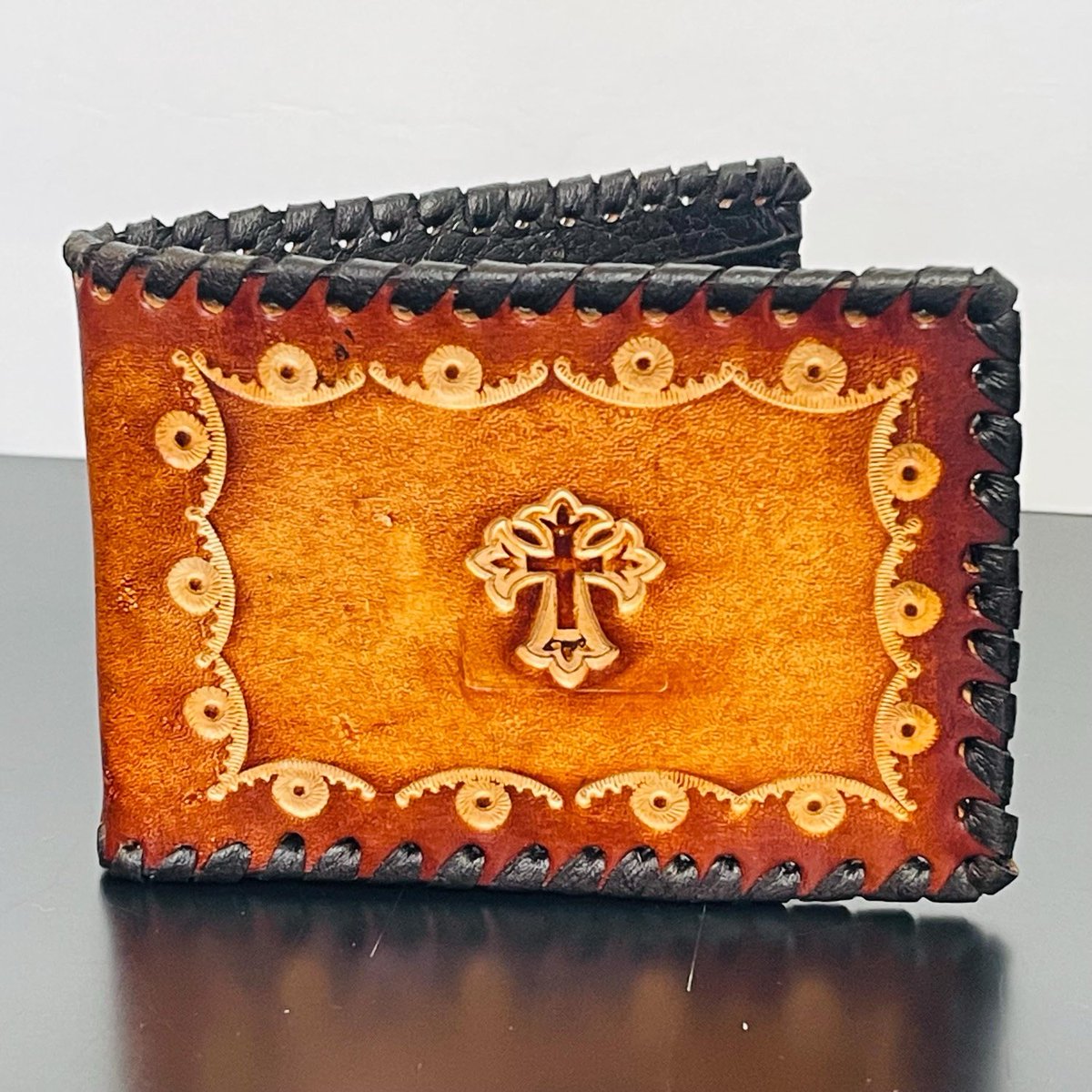 LeatherRoy's tweet photo. Men’s Western Leather Wallet #gift #mensgifts #christmasgifts #leather #wallet #cross #tooled #tooledleather #giftideas #etsy #etsyseller #new #sale #stamped #menswallet #walletmen #giftsformen #christmas #christmasgiftideas https://t.co/CWYp6qUBAL