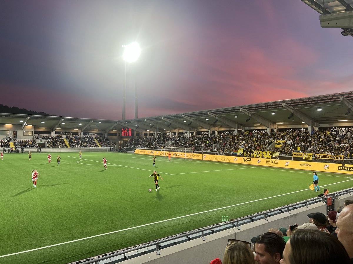 sofie_munch's tweet image. Det er en af de rigtig smukke aftner i Göteborg. Arsenal på besøg hos Häcken i den første af to playoff-kampe til Champions League gruppespillet. 18-årige danske Fossdalsá har været iskold i opspillet de første 45 minutter - til ret stor begejstring for hjemmefans og undertegnet.