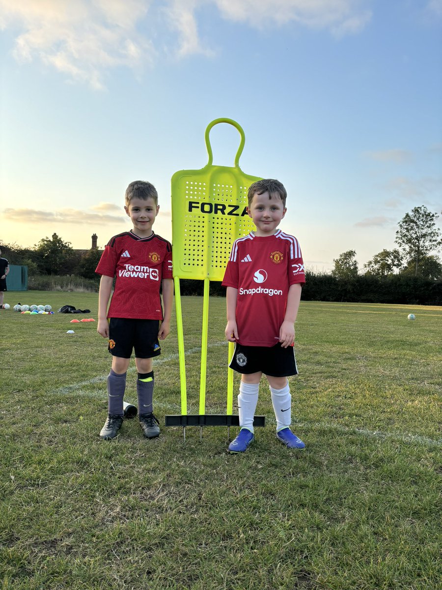 Let's appreciate the united kits that Isaac and Harry turn up in for their two-to-one session🔥❤️
#footballskills #121footballcoaching #ballmastery #footballtraining