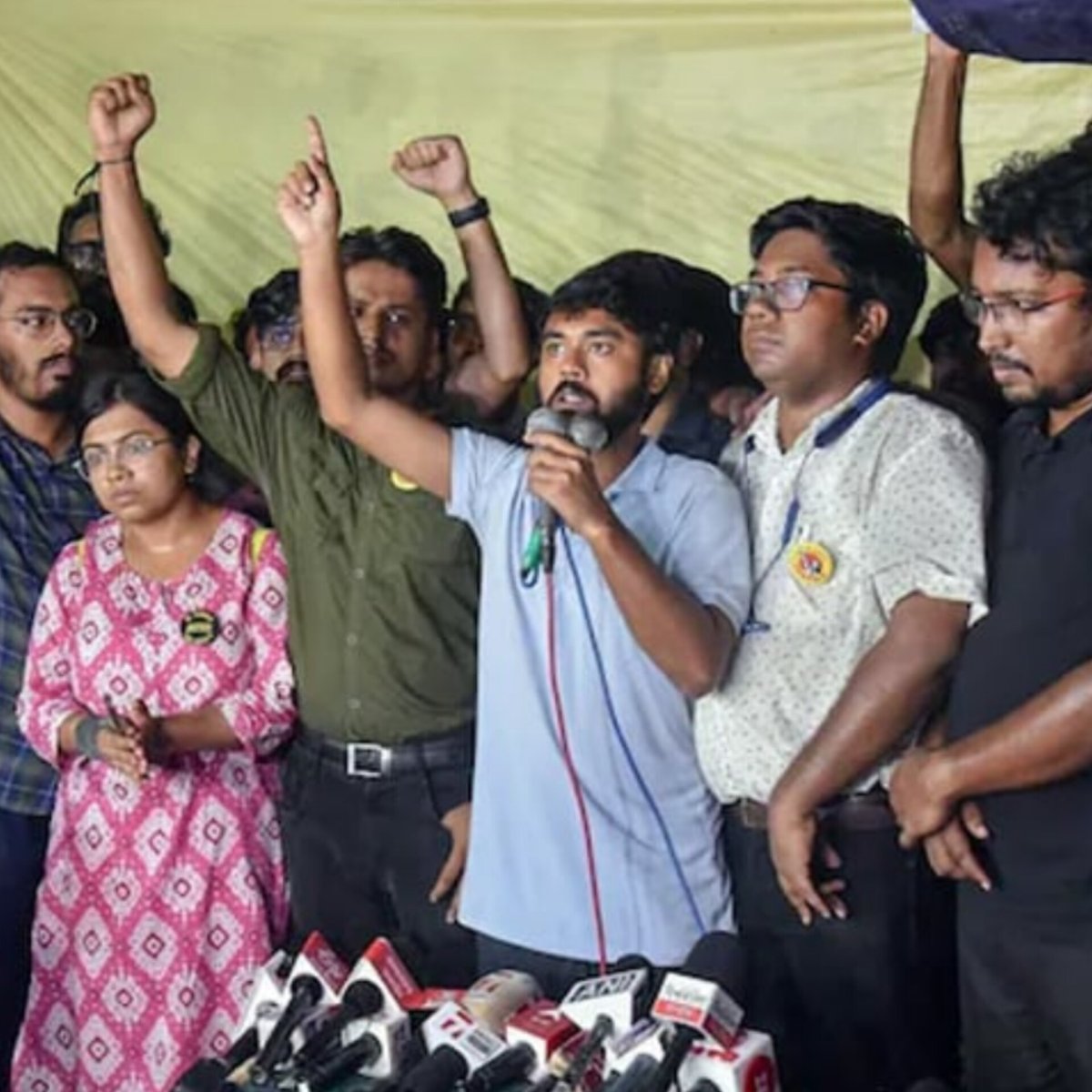 shorts_91's tweet image. Kolkata junior doctors continue strike, demanding action after top officials replaced. Demands still unfulfilled. 

Read more on shorts91.com/category/india

#Kolkata #DoctorsStrike #MedicalProtest #Healthcare #India #RGKar