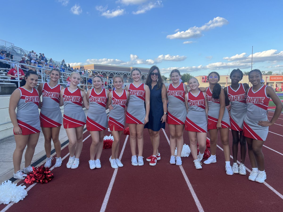 Fall is for football games cheering for the Ponies with this great group! <a href="/GrapevineMiddle/">Grapevine Middle</a> #PonyProud