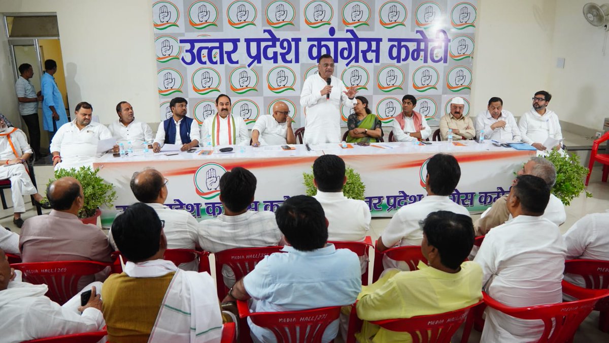 avinashpandeinc's tweet photo. आज प्रदेश मुख्यालय में आगामी विधानसभा उपचुनाव की योजना तैयार करने के लिए विधानसभा पर्यवेक्षकों, प्रभारियों और विधानसभाओं में चुनाव की तैयारी के लिए नियुक्त किये गए सभी पदाधिकारियों-कार्यकर्ताओं के साथ बैठक की।

उस दौरान @kashikirai ji, @aradhanam7000 जी, @dgurjarofficial जी, @snhp_inc जी, @Neelanshu_INC जी व @AlamTauquirJNU जी तथा @KLSharmaINC जी, @UjjwalMP जी और @tanujpuniaINC जी की उपस्थिति रही।