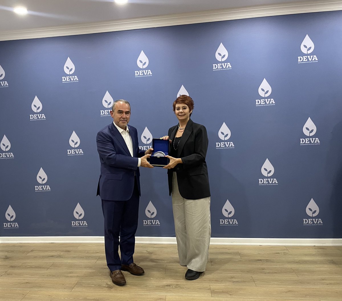 elcinguloren_'s tweet photo. Genel Başkan Yardımıcısı Mv. Sayın Sadullah Ergin @erginsadullah yönetim kurulu toplantımıza katılmıştır kendilerine ziyaretleri için çok teşekkür ediyorum. https://t.co/pKiXbWPrhs