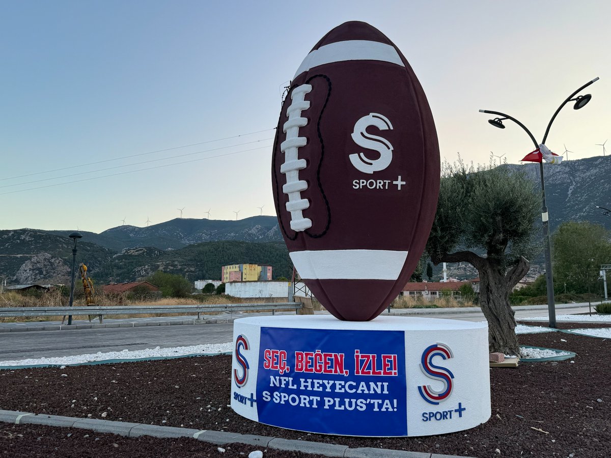 Kırkağaç’ta kavun sezonu bitti, NFL yeni sezonu başladı. 
 
Kavunuyla meşhur Kırkağaç’a NFL topu heykeli dikileli birkaç gün oldu.