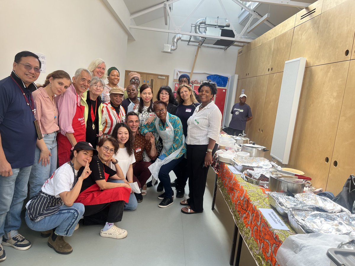Today at the amazing Hackney Lunch Clubs event with the hardworking volunteers and cooks. We salute you🙂
The borough lunch clubs came together to meet friends and share all their different dishes . Happy to be there. The sun shone on this lovely community event 🌞