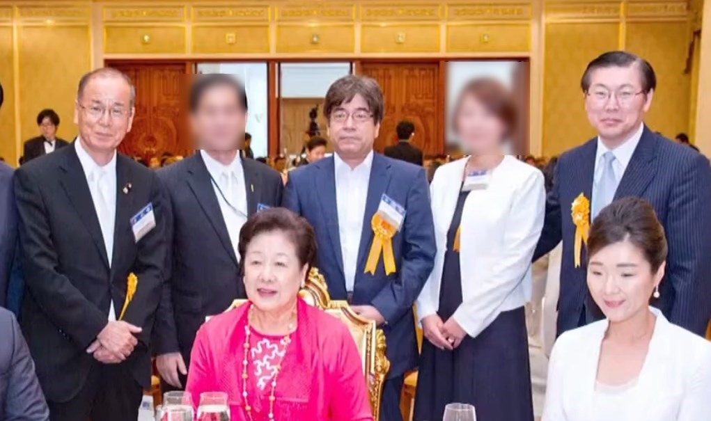高市早苗さんの推薦人の土井亨さん（画像中央）。

韓国まで行って、韓鶴子さんとパシャリ。

（右は当時の日本統一教会会長の徳野英治さん）