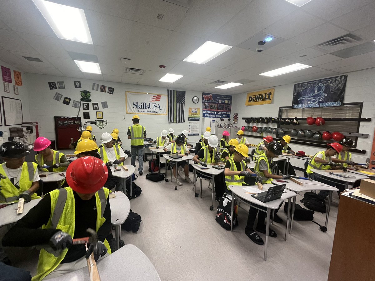 high_scorpion's tweet image. Electrical Technology I-following the  national electrical codes (Article 334.30) supporting and securing romex with cable straps. 
#ScorpionStrong🔨🔨💥💥💥🖐️🥽⛑️👷‍♀️👷