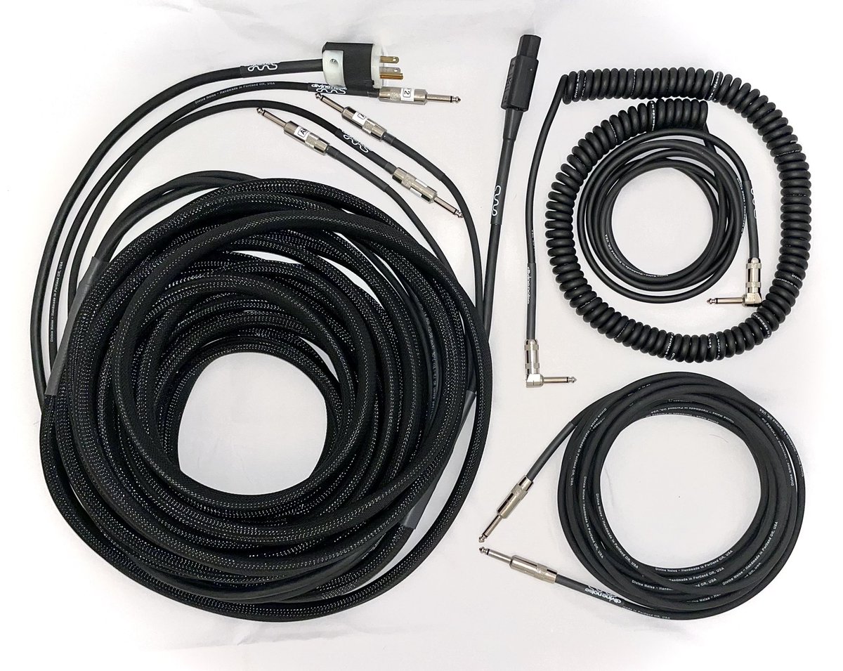 What do this loom, 30ft cable, and 50/50 all have in common? All three went to <a href="/ArunBali_/">Arun Bali</a> of <a href="/savestheday/">ㅤSaves The Day</a> before the start of their tour tonight in Berlin!
Arun has been relying on our cables since 2013!! 
#arunbali #savestheday