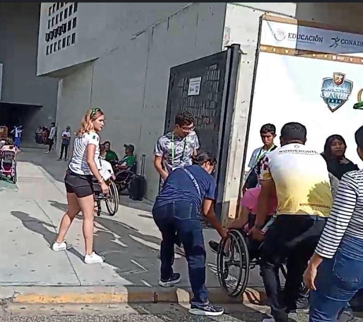 Así es como se recibe a las y los atletas del deporte adaptado en #Oaxaca

Improvisando los accesos, cargándolos, empujando como se pueda 🤷‍♂️