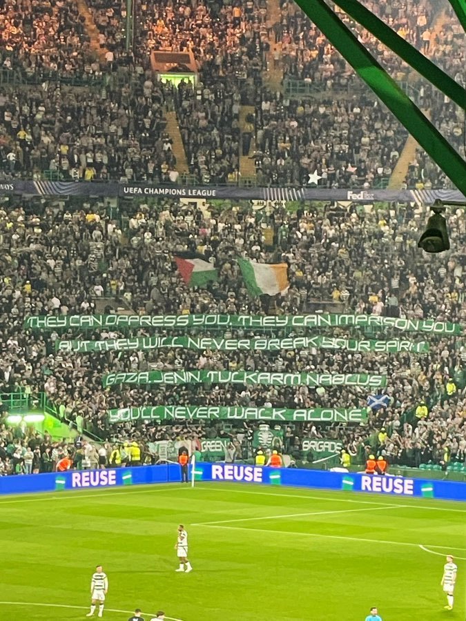 FalreFoundation's tweet photo. Celtic taraftarı, bu gece:

"Size baskı yapabilirler.

Sizi hapse atabilirler.

Ama asla cesaretinizi kıramayacaklar.

Gazze. Cenin. Tulkarim. Nablus.

Asla yalnız yürümeyeceksin." https://t.co/QgEYfnh59V