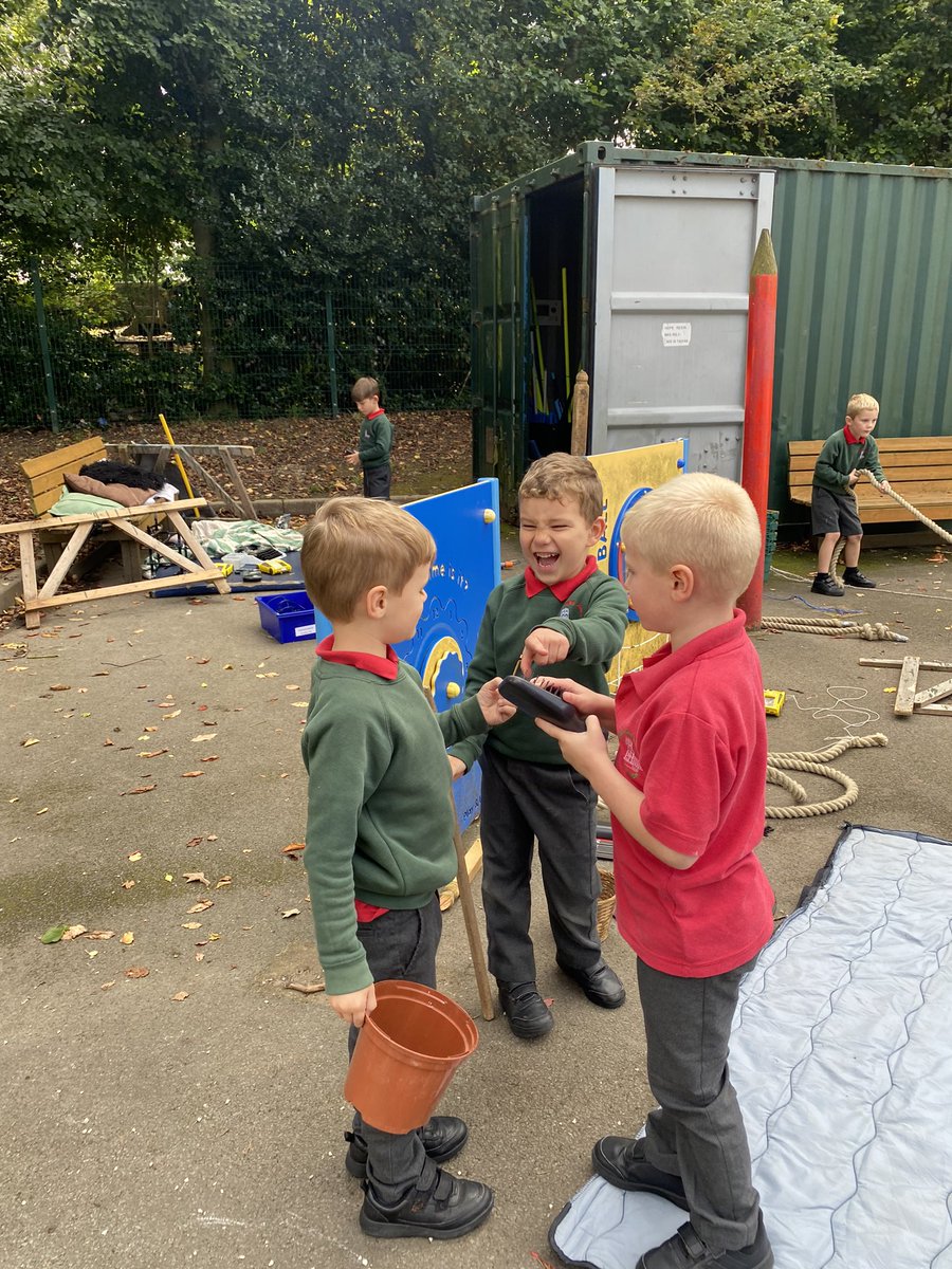 yowenjones's tweet photo. Dosbarth 2 had a great time with loose parts this afternoon #beingcreative #beinghealthy #teamwork #problemsolving https://t.co/s8W0h6j0O9