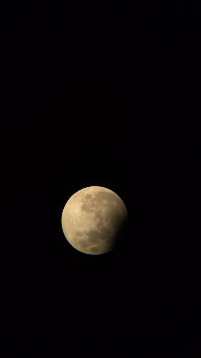 Skydoestweeter's tweet photo. Lunar eclipse through my telescope https://t.co/dRUmV3rDl1
