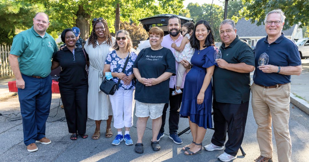 BostonParksDept's tweet photo. Sherrin Woods is getting a new addition! Neighbors have fought for over 20 years to protect these woods from development and we were thrilled to join Mayor Wu to announce the acquisition of a vacant lot at 0 Dale St thanks to CPA funding (1/3). 

🌳https://t.co/tEkwq4ay3x https://t.co/saRuVsfNTt
